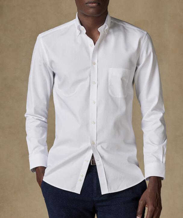 La quintessence de la chemise blanche Oxford : Un guide de style complet