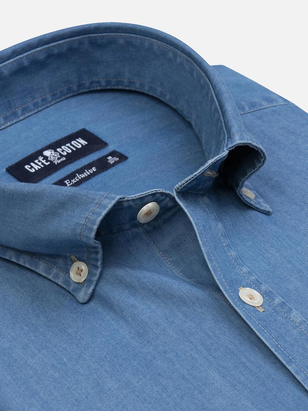 Hemd aus himmelblauem Denim - Button down kragen