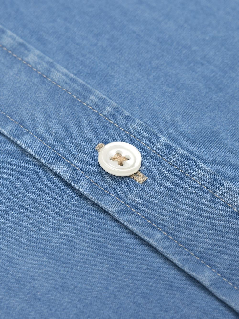 Hemd aus himmelblauem Denim - Button down kragen