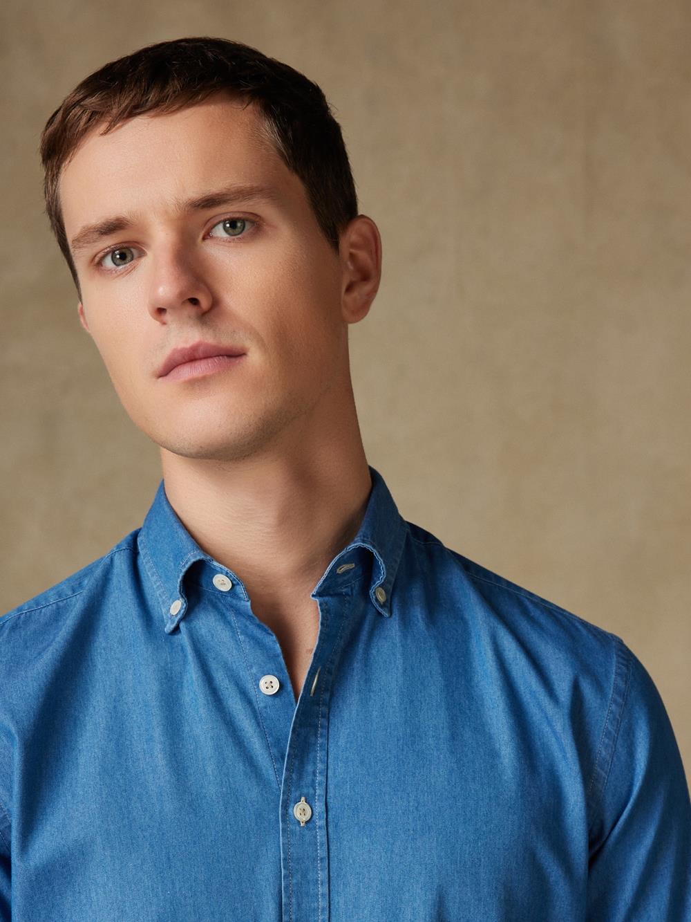 Tailliertes Tailliertes Hemd aus Denim himmelblau - Buttondown Kragen