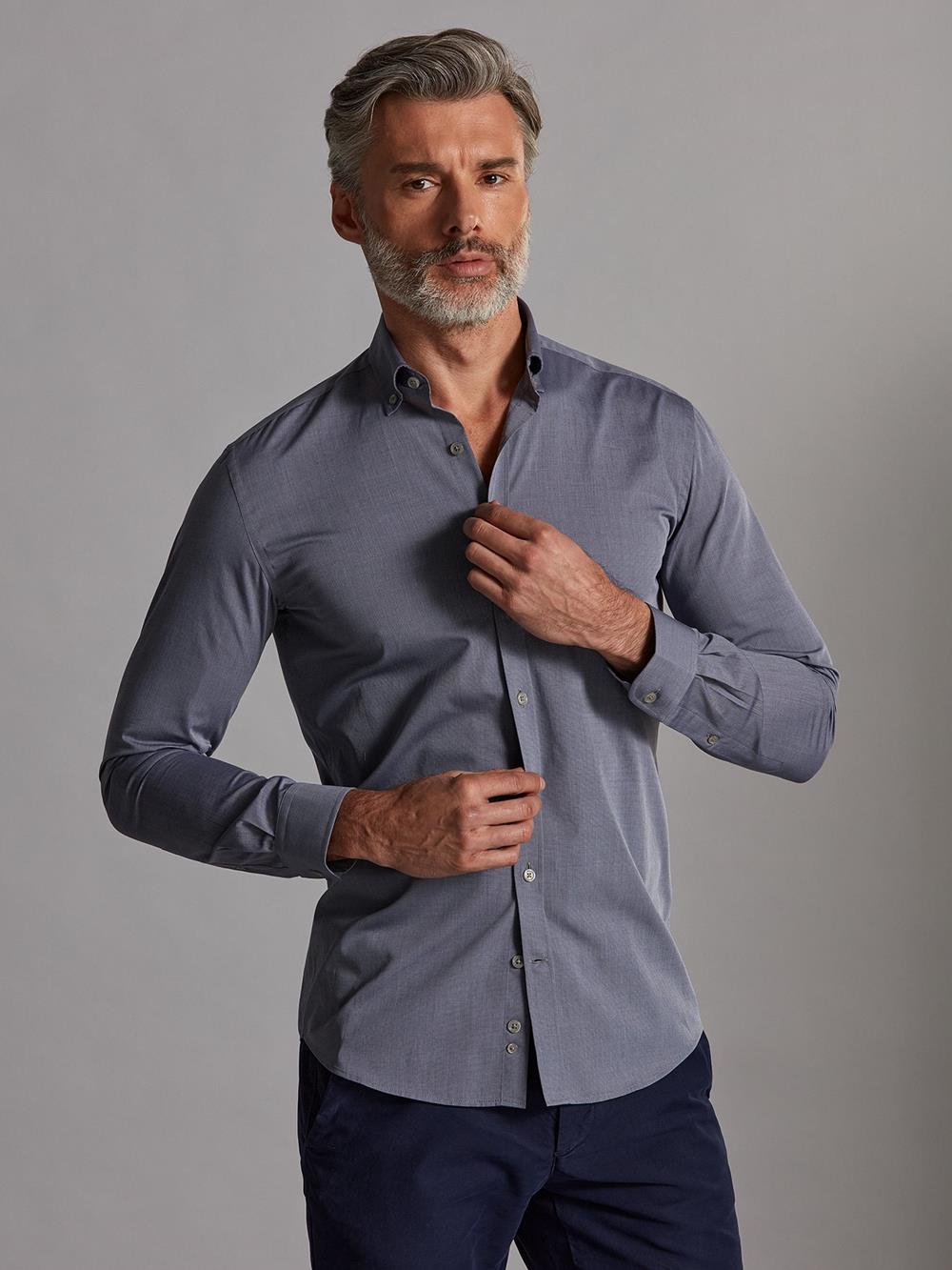 Graues tailliertes Hemd aus Garn - Button-Down-Kragen