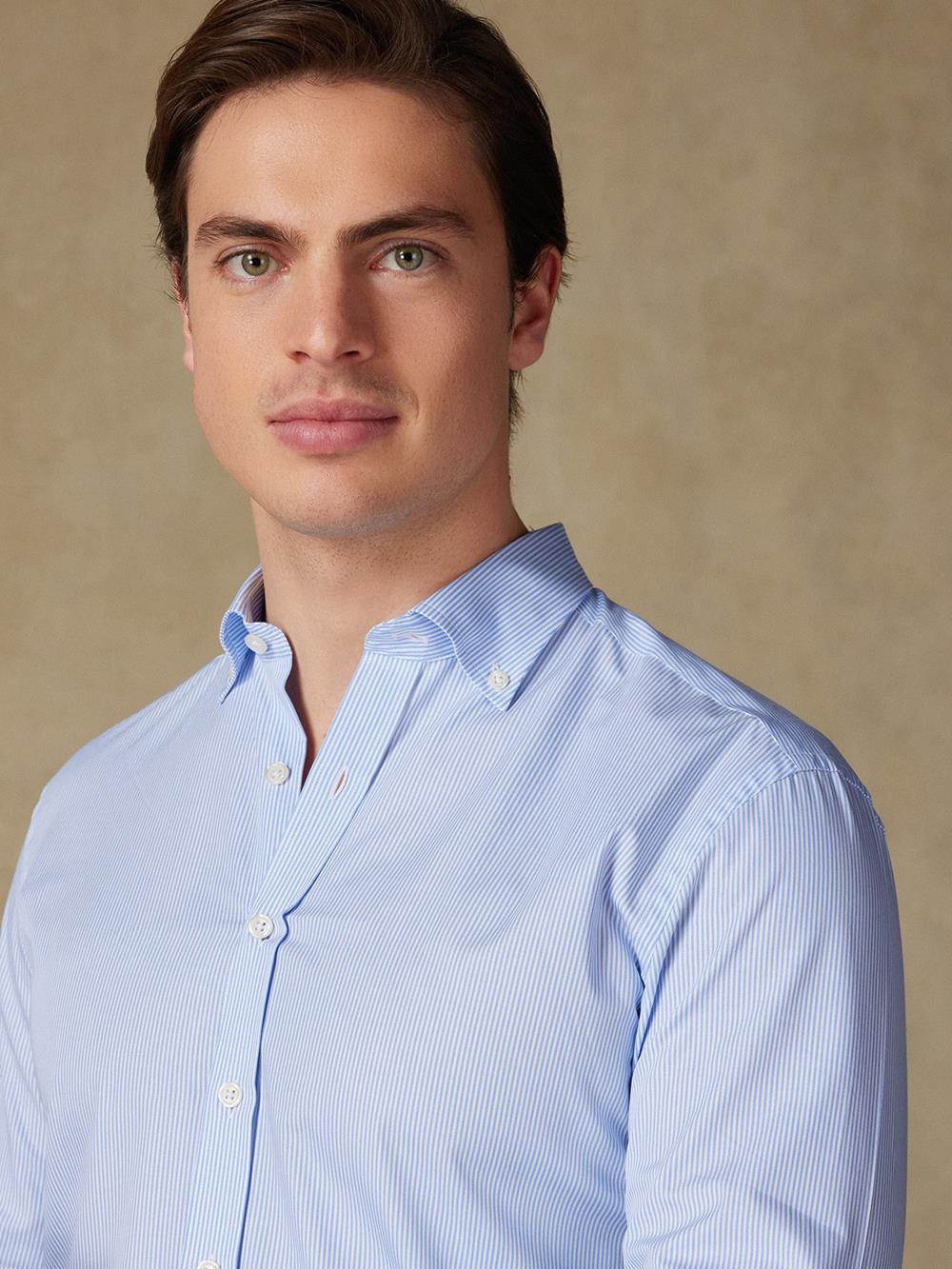 Menthon-Tailliertes Tailliertes Hemd mit himmelblauen Streifen - Buttondown Kragen