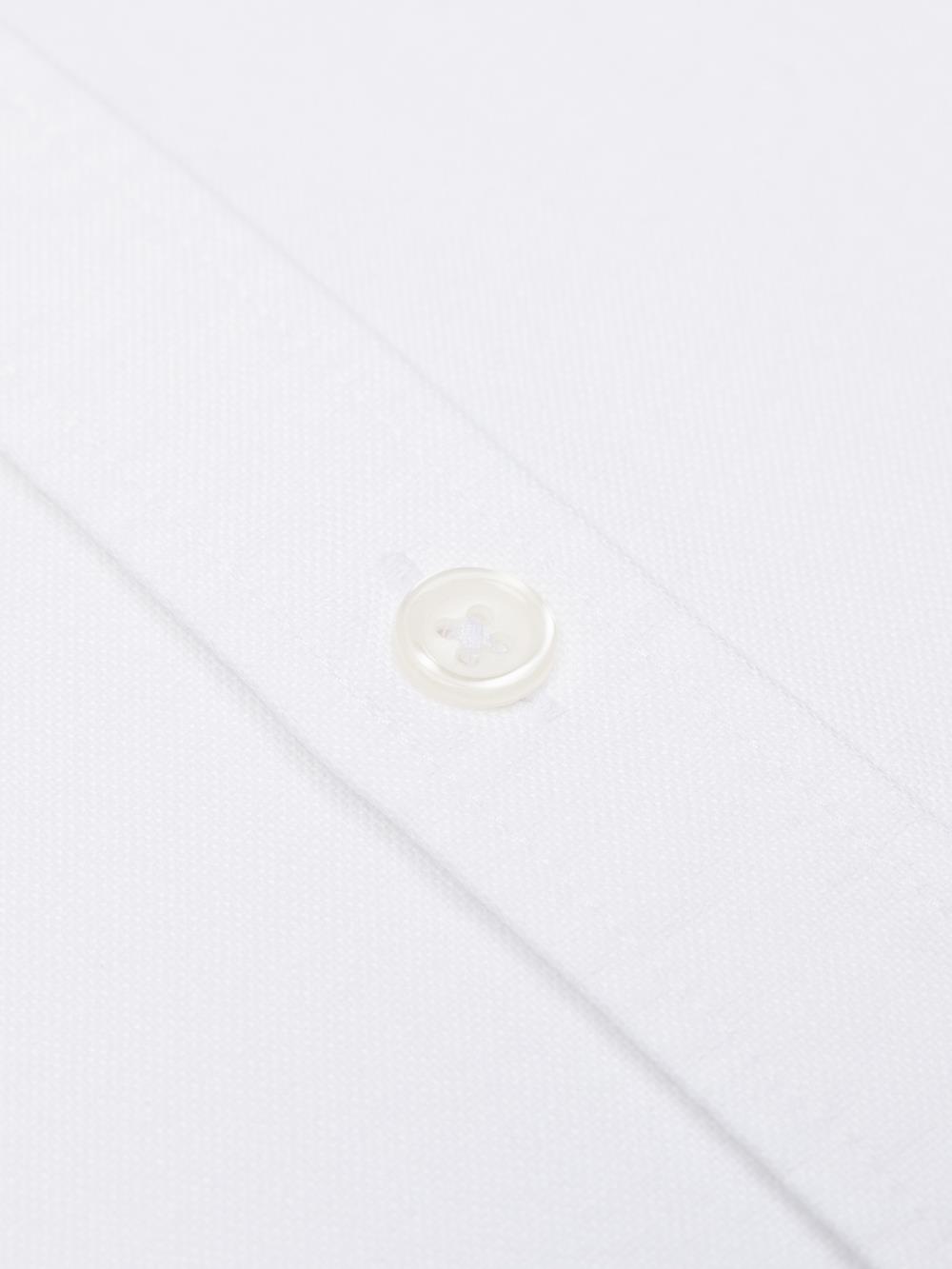 Bio-Tailliertes Hemd aus weißem, gewaschenem Oxford.