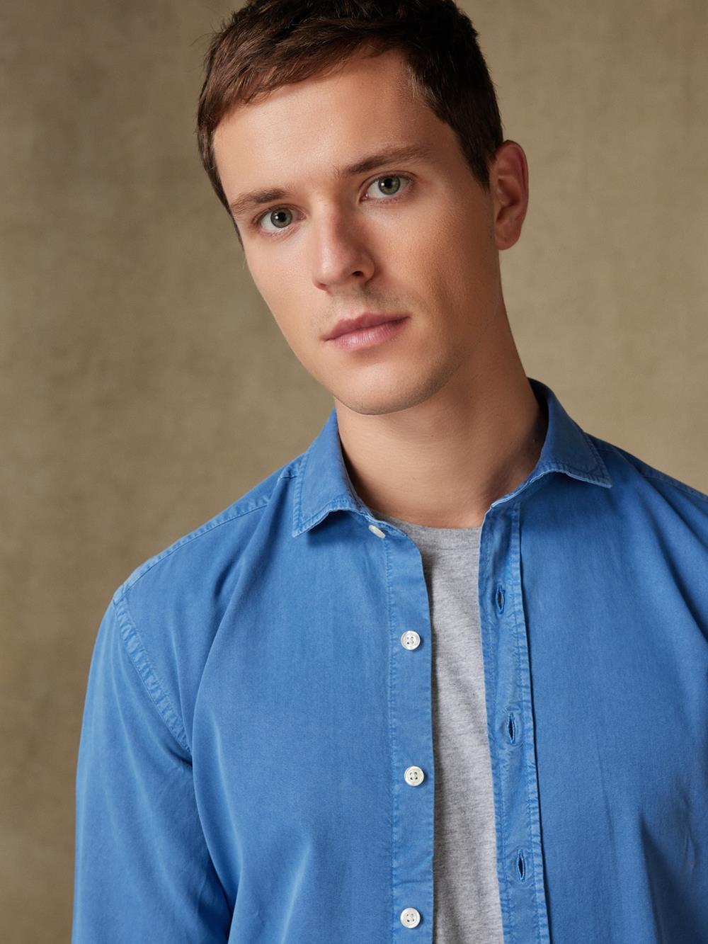 Tailliertes Hemd Lio aus blau gewaschener Gabardine