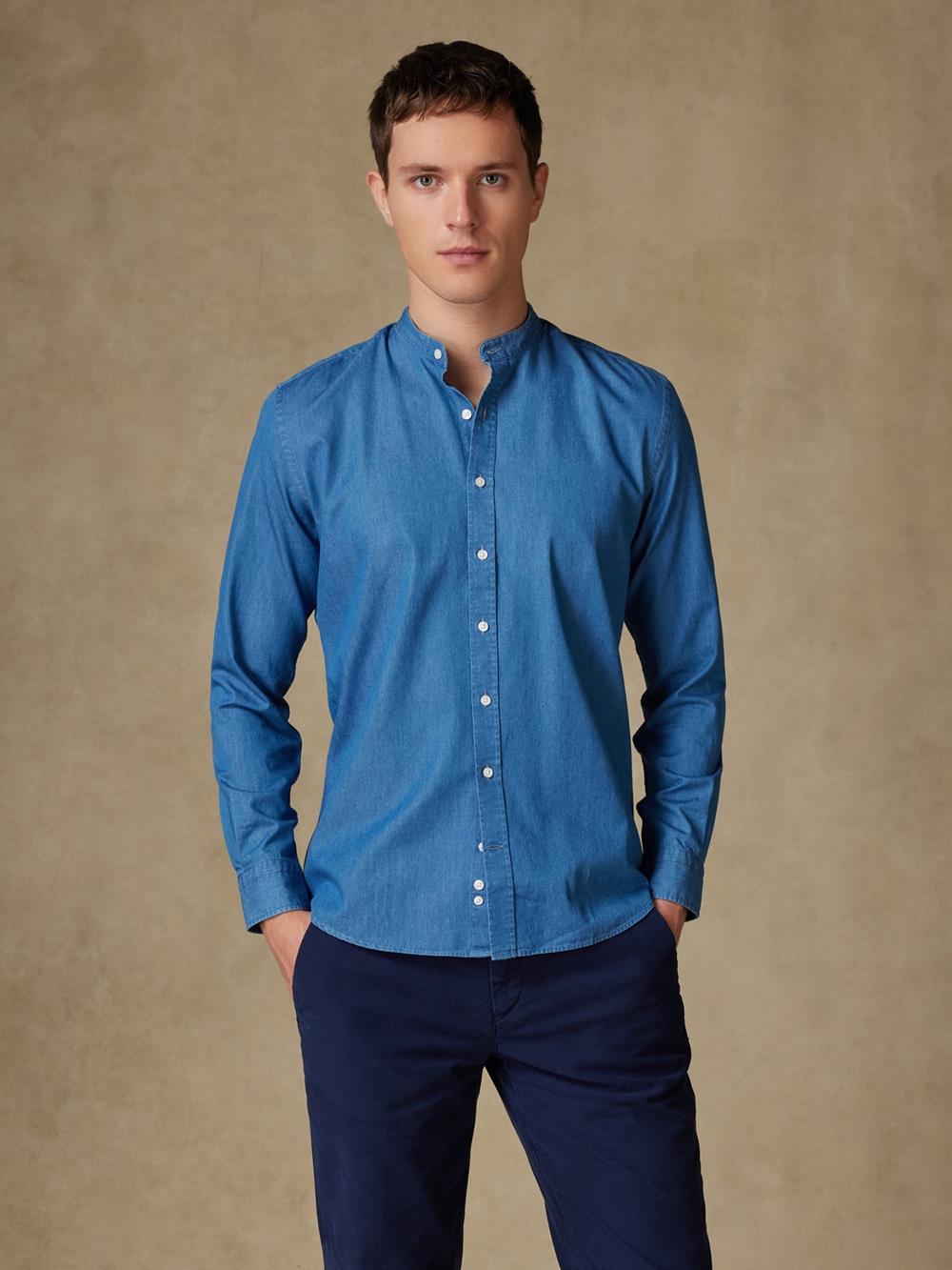 Tailliertes Hemd aus Denim himmelblau