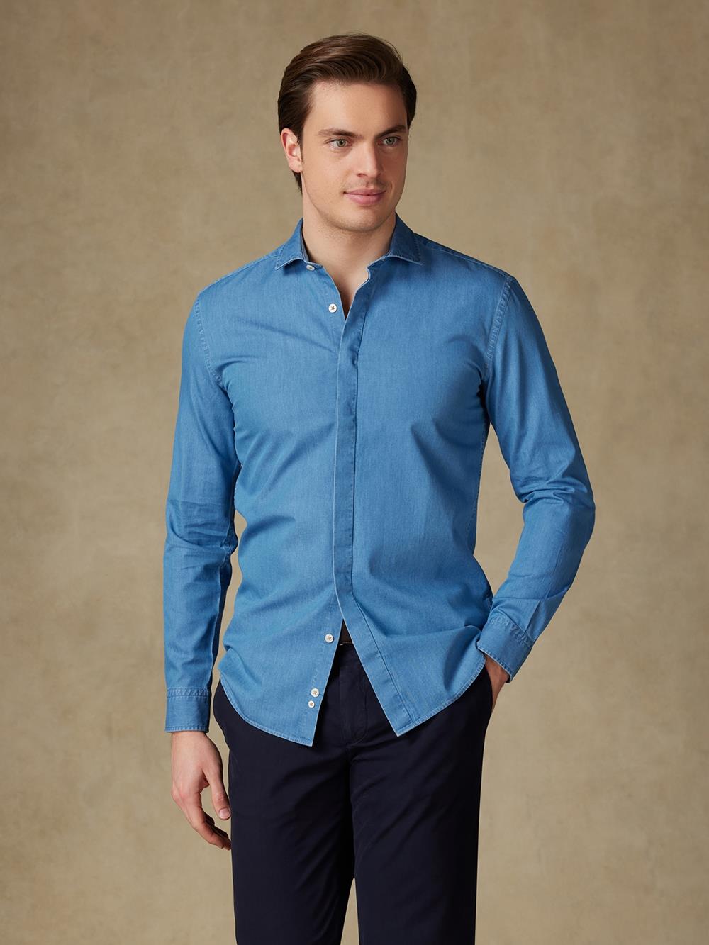 Camicia in denim blu  - Abbottonatura nascosta