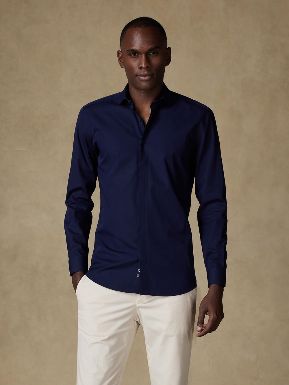 Camicia slim fit slim fit in popeline blu scuro  - Abbottonatura nascosta