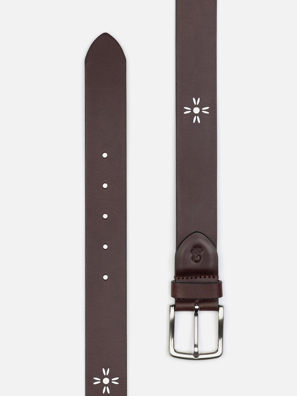 Cinturón de cuero marrón con motivos