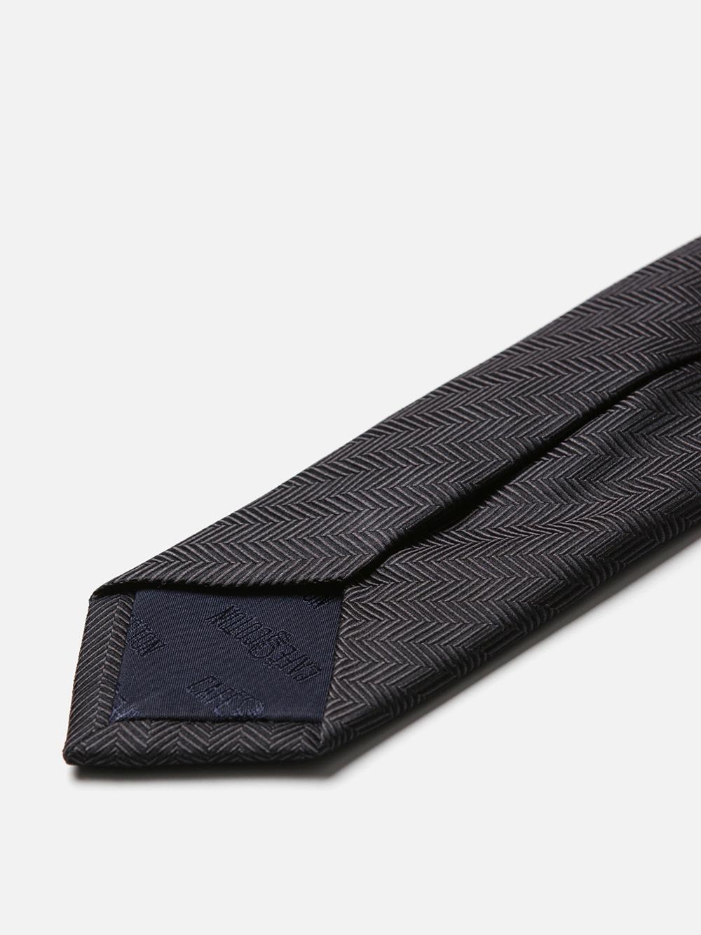 Slim silk tie in anthracite herringbone pattern