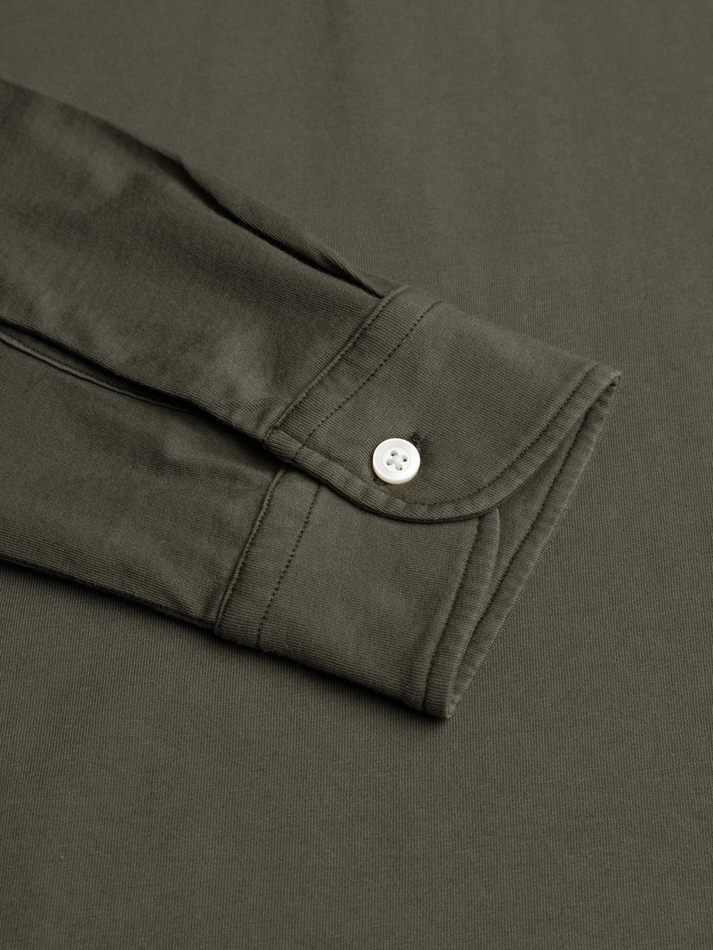 Polo Bred Langarm aus khakifarbenem Jersey 