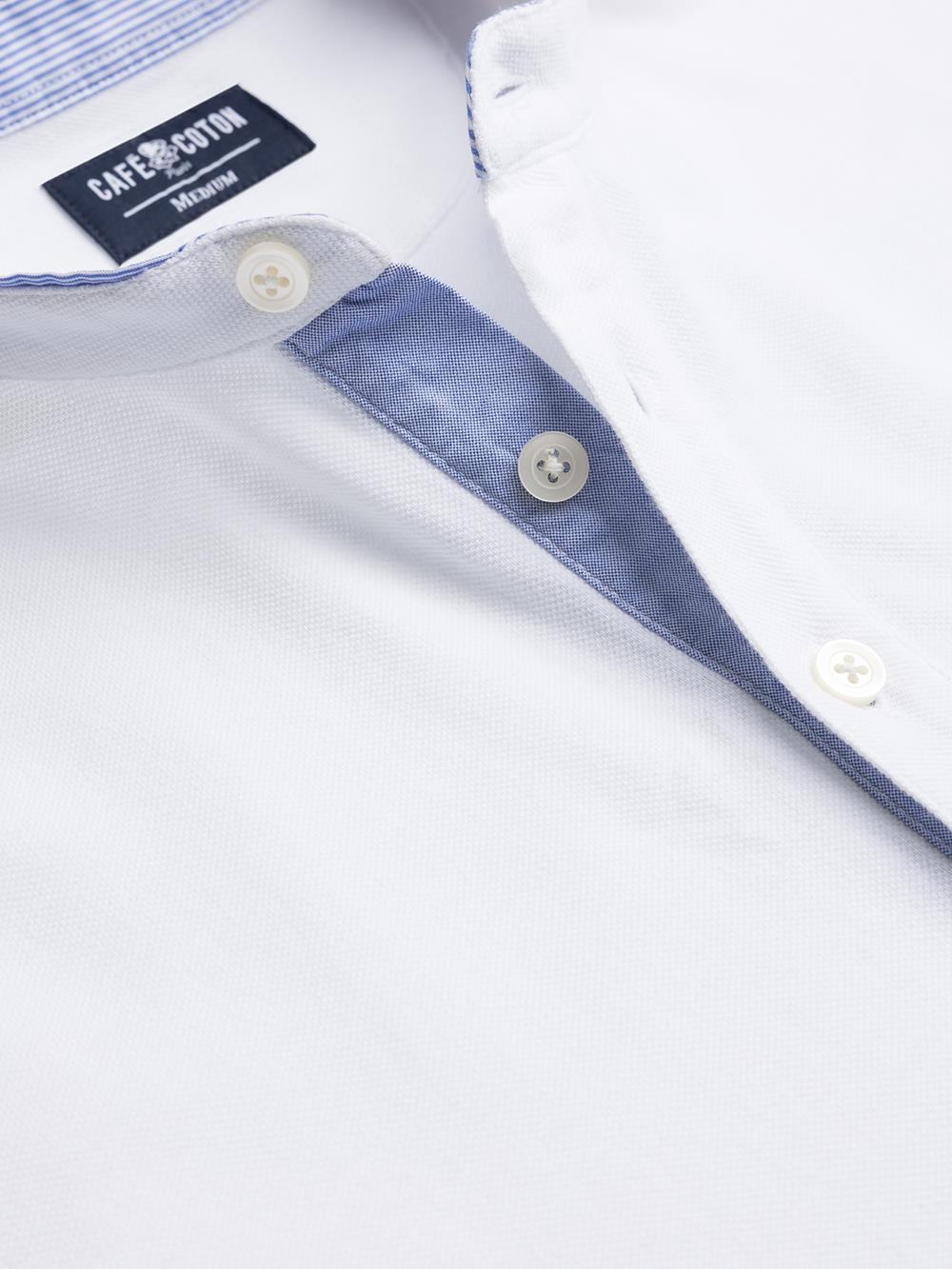 Polo-Shirt mit Mao-Kragen aus weißem Piqué
