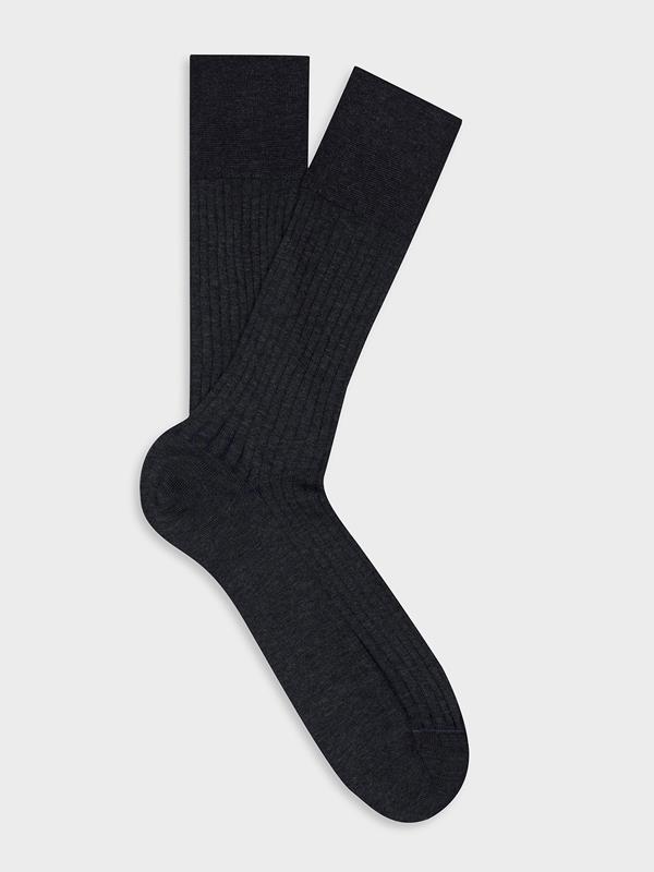 Vanished socks in anthracite tartan yarn