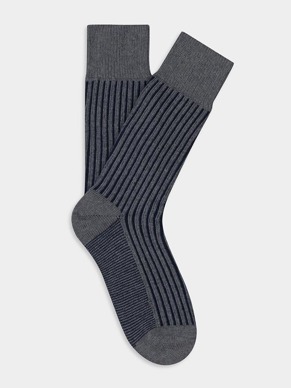 Berty Socken mit strukturierten Streifen in Anthrazit