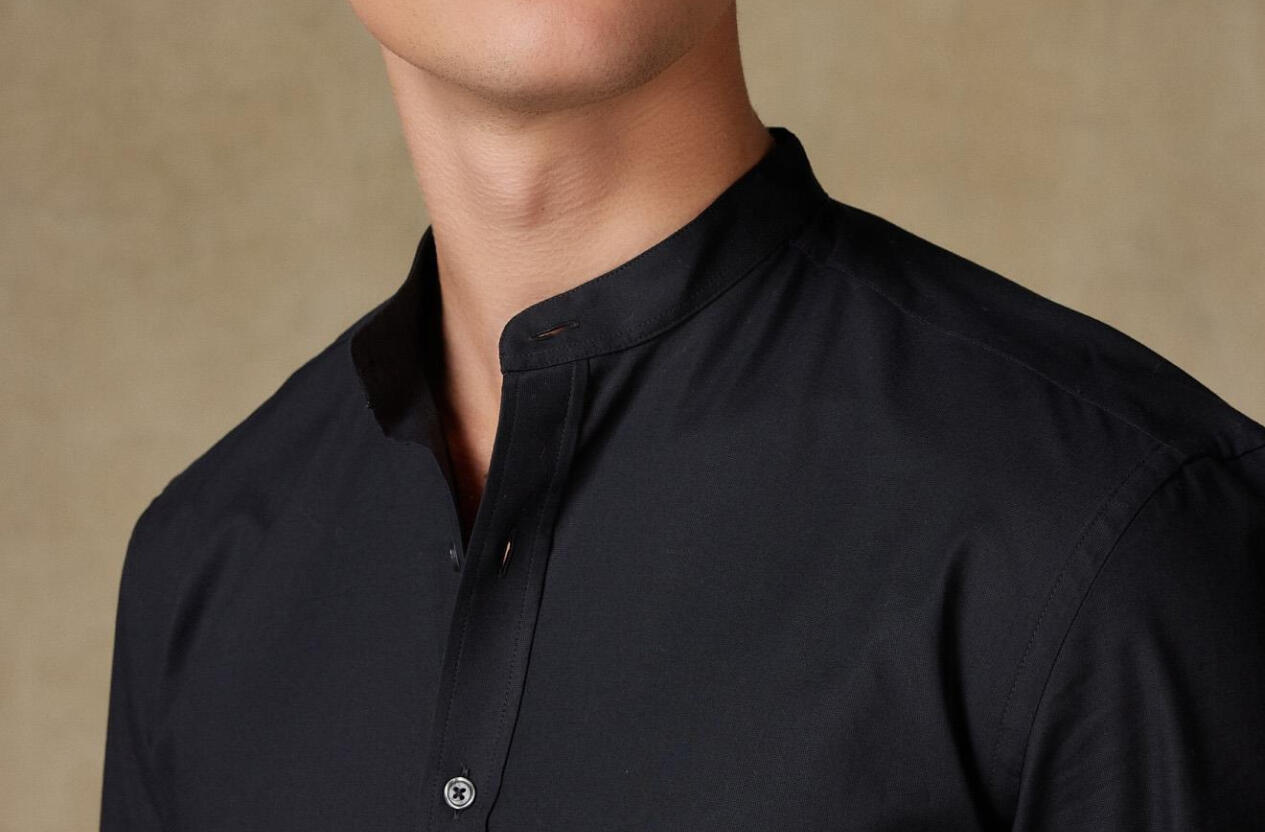 L’attrait intemporel de la chemise noire col mao