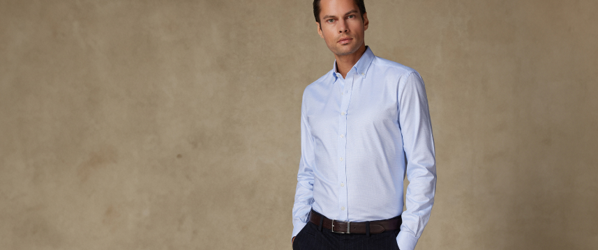 Ajustée, la coupe slim valorise la silhouette et signe une allure moderne. Son patronage d’une rare justesse lui confère un porté fluide et léger.