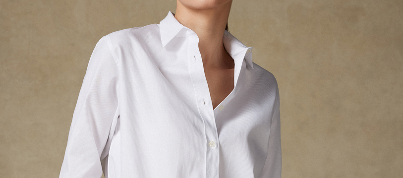 Nouveauté de la saison, cette chemise traverse les saisons avec caractère et raffinement. Son col classique et sa coupe oversize illustrent une féminité singulière et rehaussent votre style avec élégance.