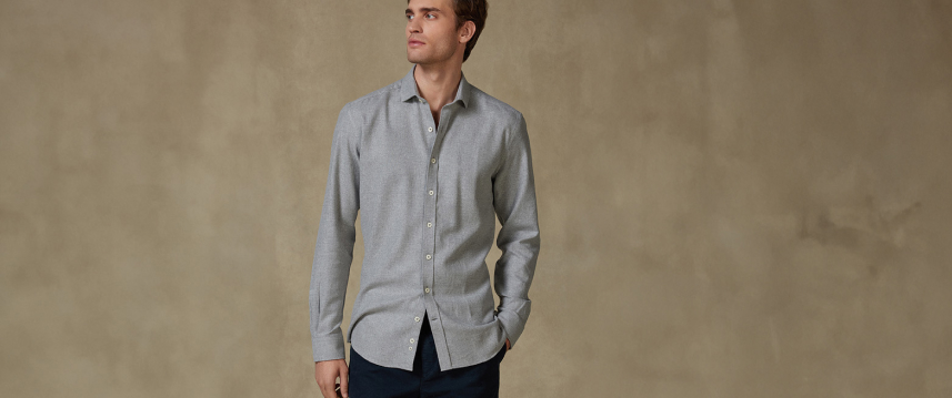Des chemises à la douceur inégalée qui mettent en lumière des textures et des motifs singuliers. Une élégance décontractée pour des hommes en quête d’innovation.