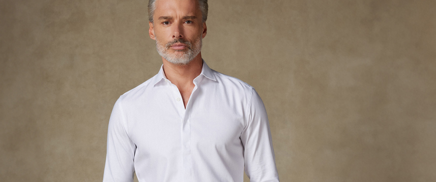 Illuminez vos mariages et fêtes avec nos chemises à l’élégance délicate. Comble du raffinement, elles complèteront vos tenues avec un style inimitable.