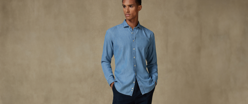 Des chemises slim au caractère affirmé qui mettent en lumière des textures et des motifs singuliers. Une élégance casual décontractée pour des hommes en quête d’innovation.