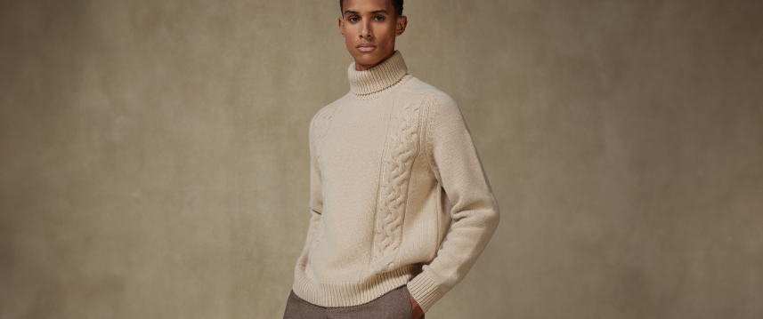 Iconiques de la saison, nos cols roulés réalisés à partir des plus belles laines sont sublimés par des tissages et des finitions exceptionnelles. Traversez l’hiver avec une douceur insoupçonnée et façonnez votre style avec caractère…