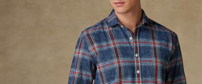 Piena di freschezza e di raffinatezza, la camicia indaco eleva il vostro abbigliamento con leggerezza. Classica, a righe o a fantasia, vi offrirà un look raffinato di rara purezza.