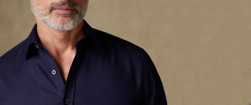 Renowned for the prestige of their weaves, these classic shirts in double-twisted Egyptian cotton satisfy a more formal desire for elegance. Sophisticated details, mother-of-pearl buttons and deep embossing give these high-end pieces a subtle refinement.