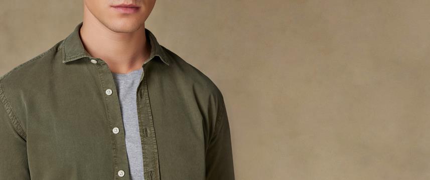 Unsere Baumwoll-Gabardine-Hemden sind die Top-Kreationen dieser Saison, mit einzigartigen Details, die durch eine sorgfältige Verarbeitung veredelt werden. Wenn Authentizität und Charakter mit bezaubernden Farben zu Outfits von seltener Eleganz kombiniert werden...