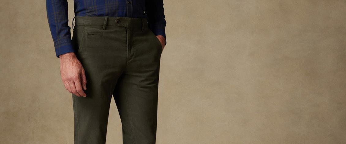 Realizzati in un prestigioso cotone whipcord, i nostri chino combinano resistenza e morbidezza per renderli comodi da indossare tutto l'anno. Disponibili in una moderna vestibilità slim, sono perfetti da abbinare a una camicia o a un maglione per un look smart-casual in qualsiasi situazione.