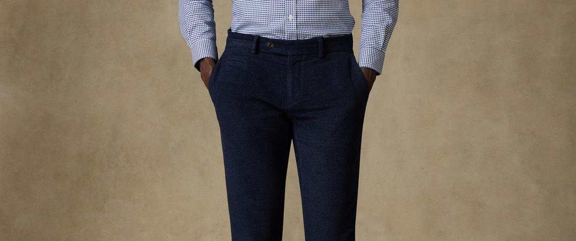 Realizzati in una prestigiosa flanella di cotone, i nostri pantaloni di flanella combinano resistenza e morbidezza per essere comodi da indossare tutto l'anno. Disponibili in una moderna vestibilità slim, sono perfetti da abbinare a una camicia o a un maglione per un look elegante e casual in qualsiasi situazione.