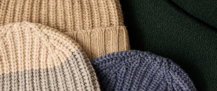 Questo accessorio, ideale per affrontare il freddo invernale, unisce la morbidezza del cashmere al comfort della lana vergine. Realizzato in un caratteristico tessuto a coste che gli conferisce un carattere unico, sarà il compagno ideale per le vostre giornate invernali.