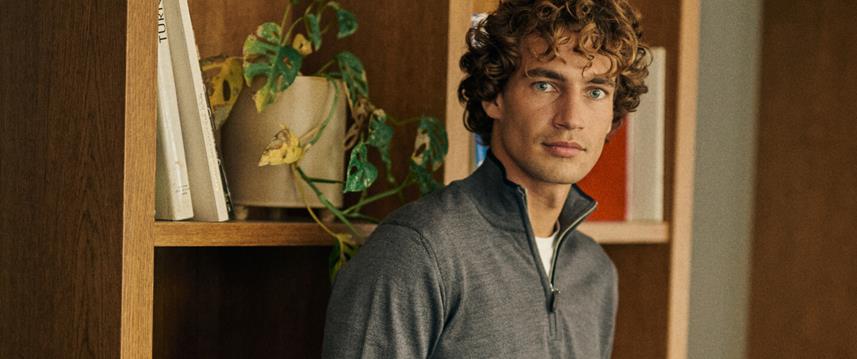 Onze zip-up truien zijn gemaakt van de fijnste wol en kunnen worden gecombineerd met al onze shirts of poloshirts voor een tijdloze en casual look. Met hun sobere en pure kleuren maken deze stukken je outfit elegant af.