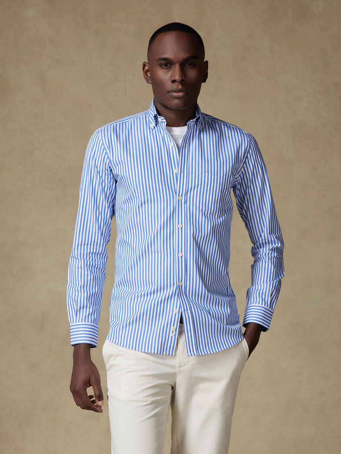 Chris Hemd mit blau Streifen   - Button down Kragen
