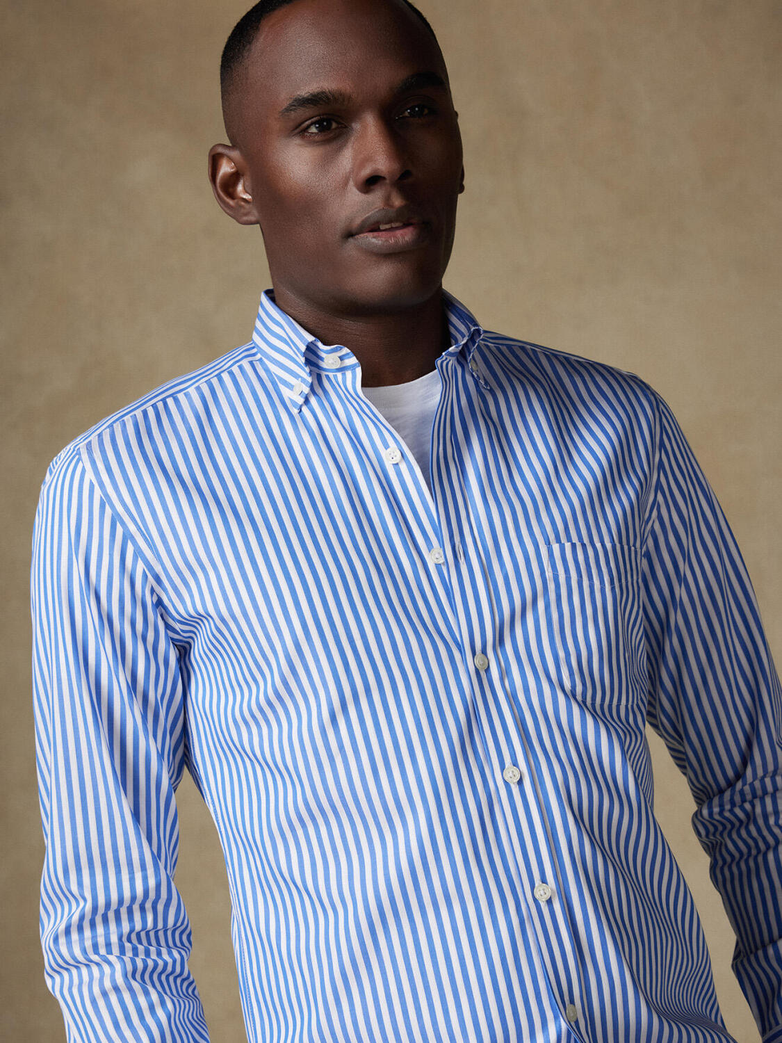 Chris Hemd mit blau Streifen   - Button down Kragen