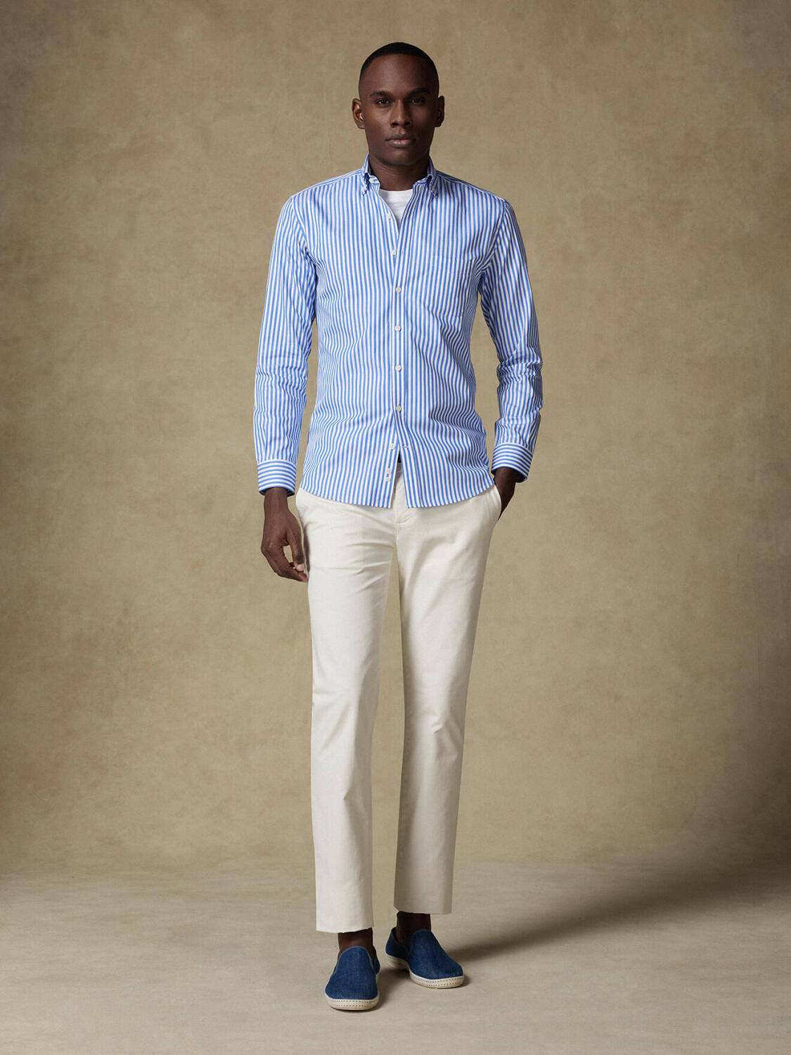 Chris Hemd mit blau Streifen   - Button down Kragen