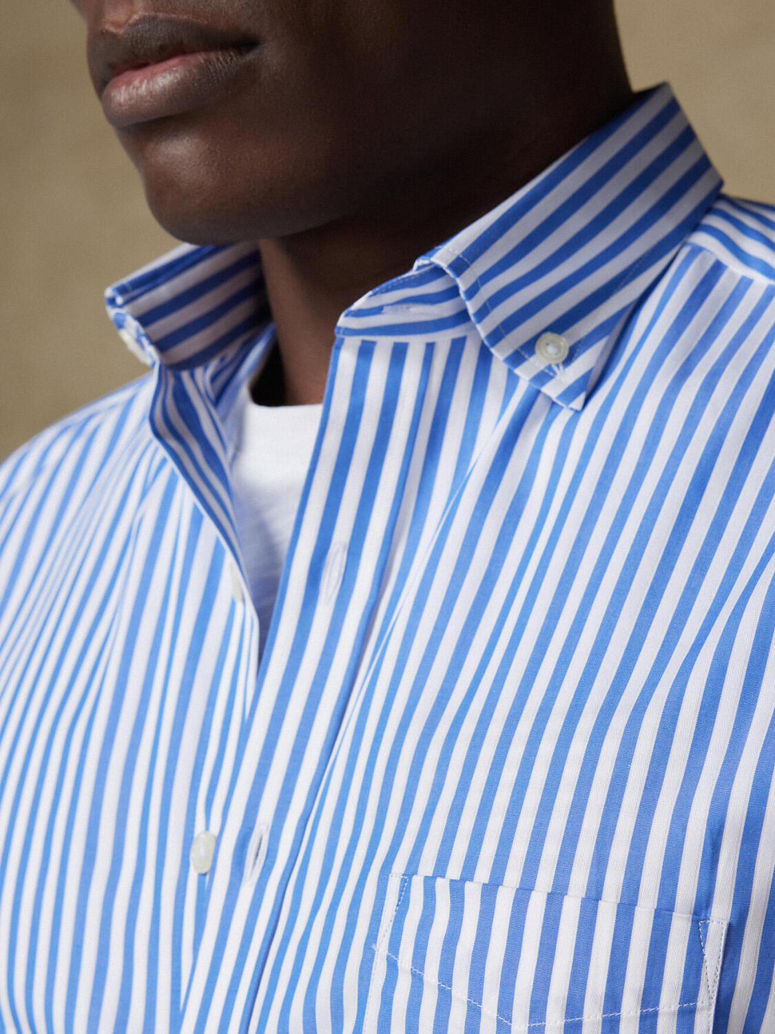 Chris Hemd mit blau Streifen   - Button down Kragen