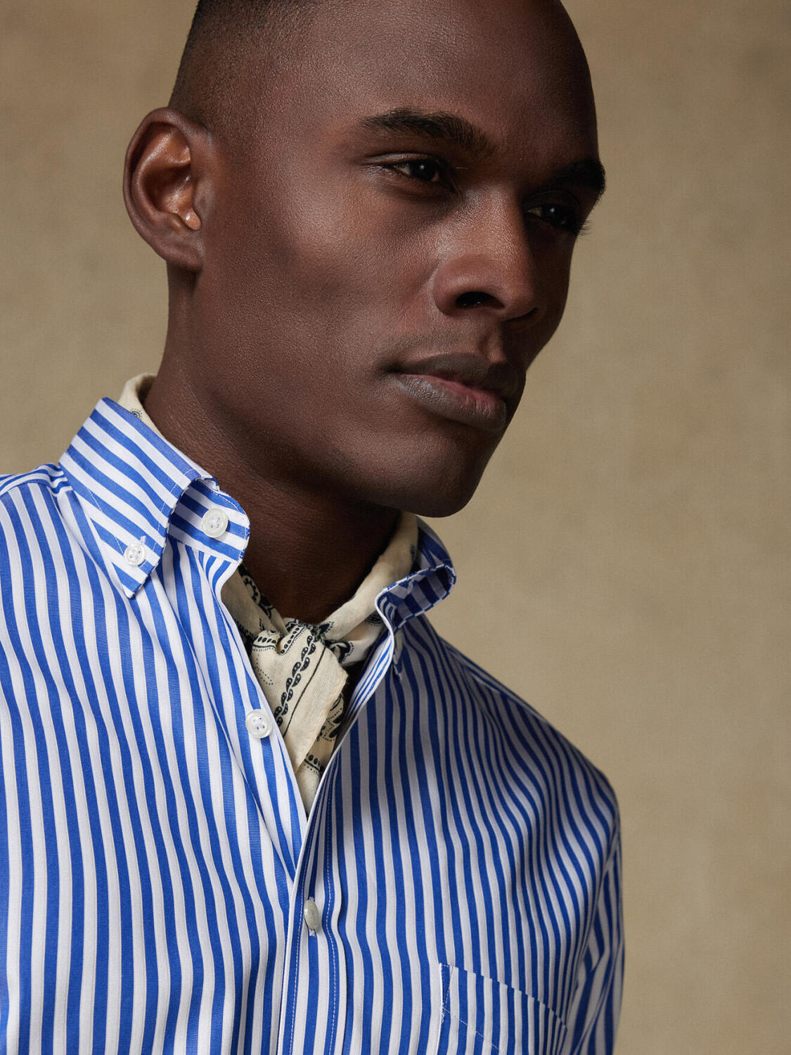 Chris Hemd mit navy blau Streifen   - Button down Kragen