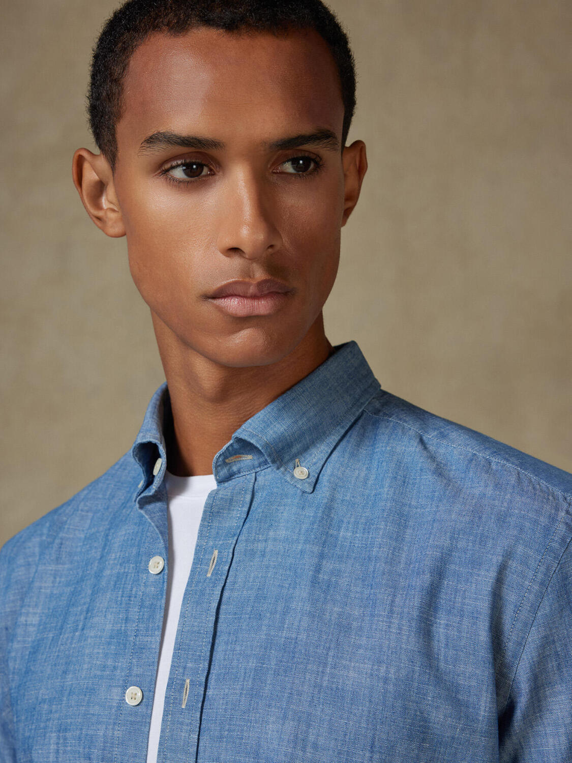 Chemise cintr&eacute;e en chambray ciel - Col boutonn&eacute;