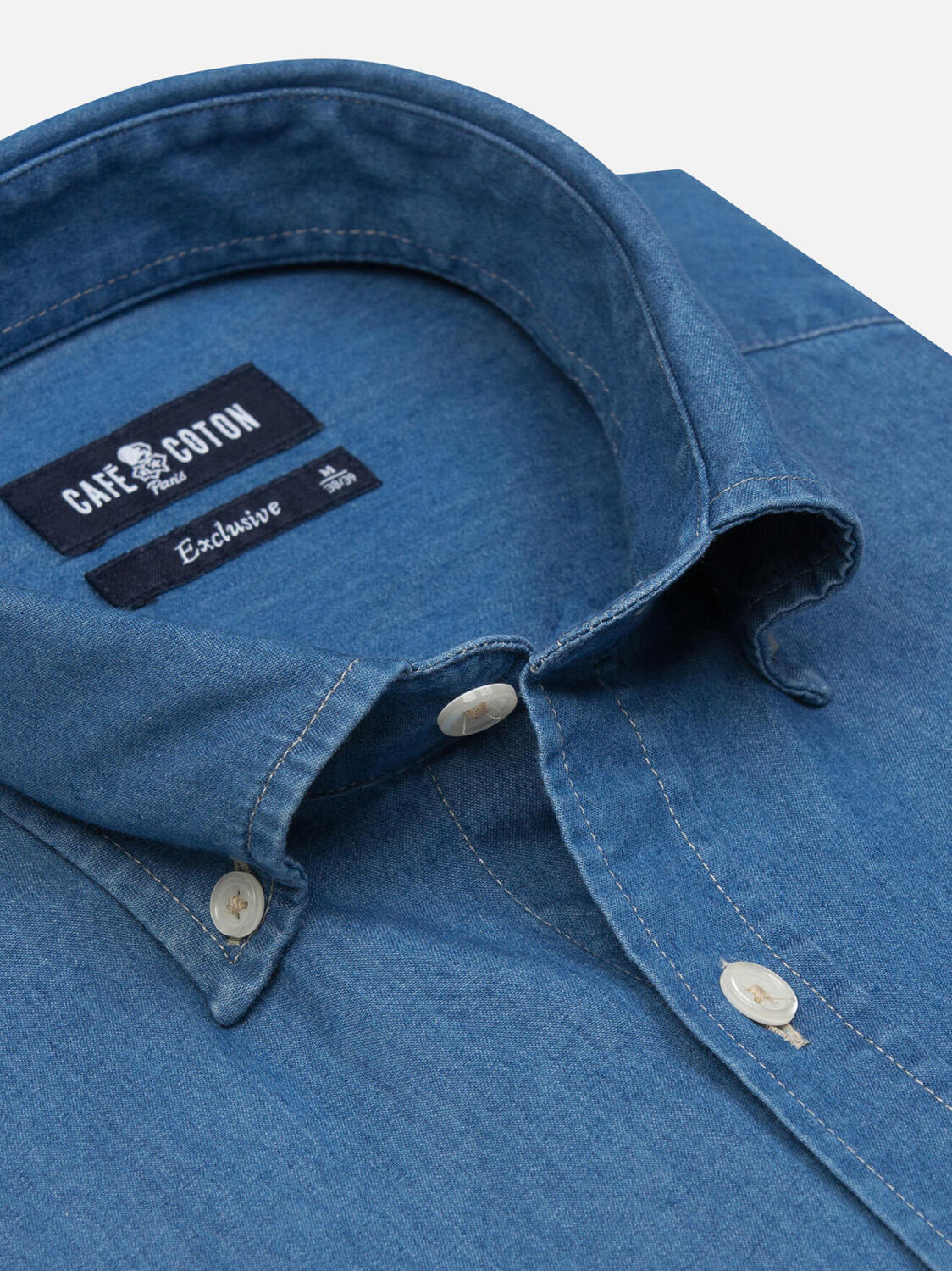 Tailliertes Tailliertes Hemd aus Denim himmelblau - Buttondown Kragen