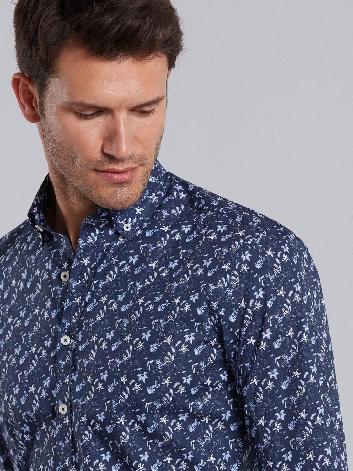 Chemise cintr&eacute;e Gaby indigo &agrave; imprim&eacute; floral - Col Boutonn&eacute;