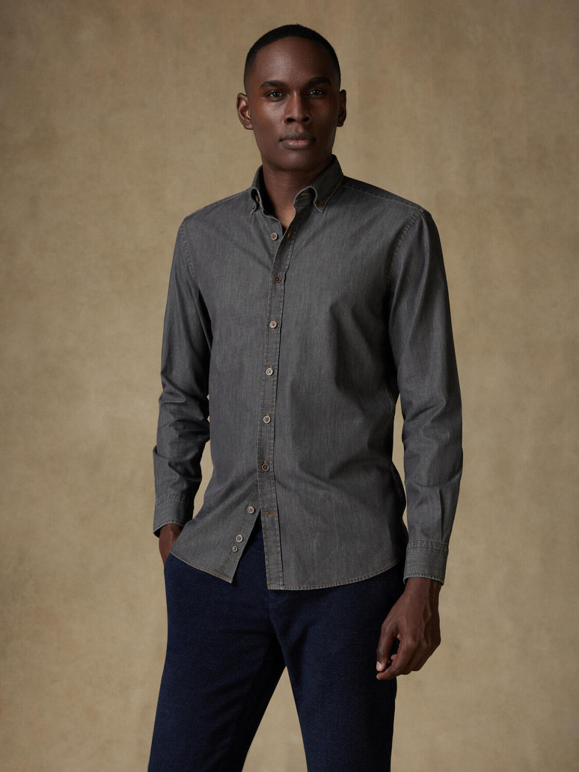 Tailliertes Tailliertes Hemd Lou aus grauem Denim  - Buttondown Kragen