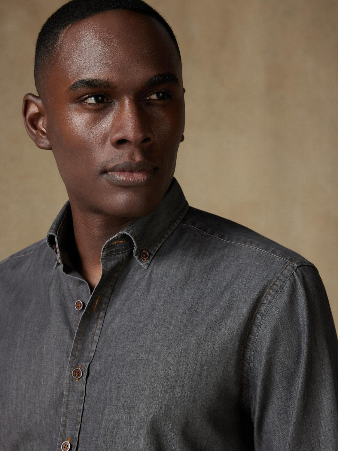 Tailliertes Tailliertes Hemd Lou aus grauem Denim  - Buttondown Kragen