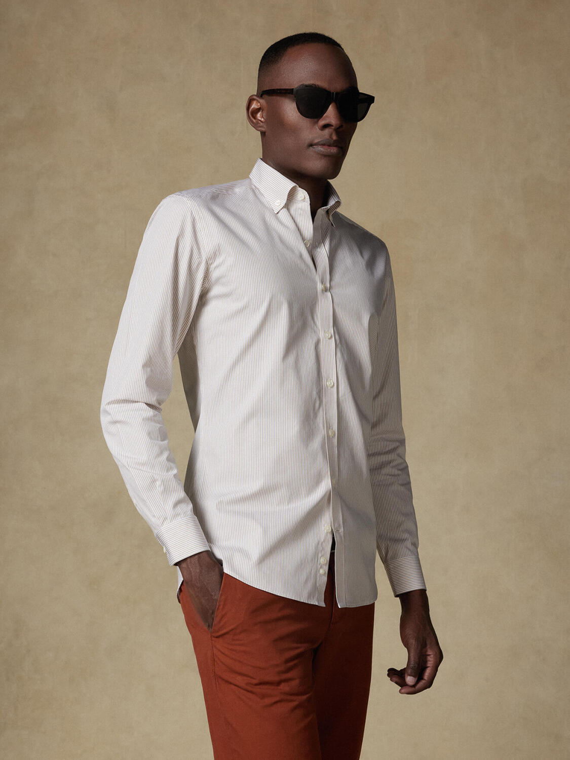 Menthon tailliertes Hemd mit beige Streifen   - Button down Kragen