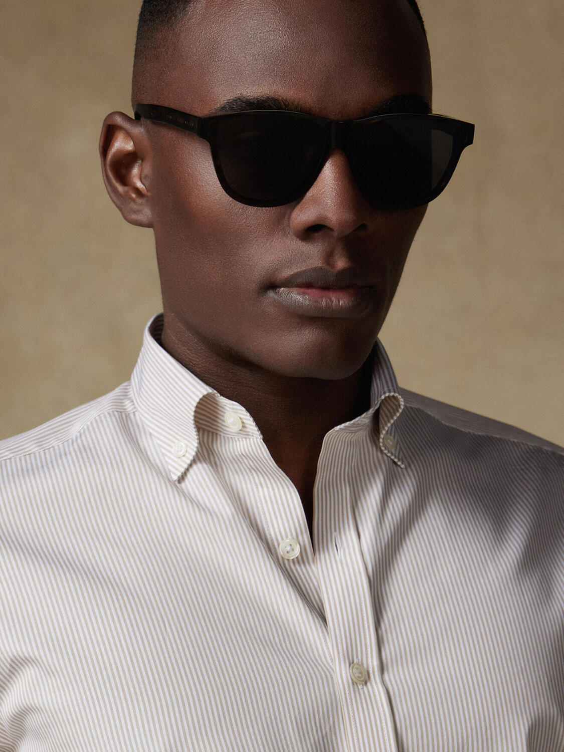 Menthon tailliertes Hemd mit beige Streifen   - Button down Kragen