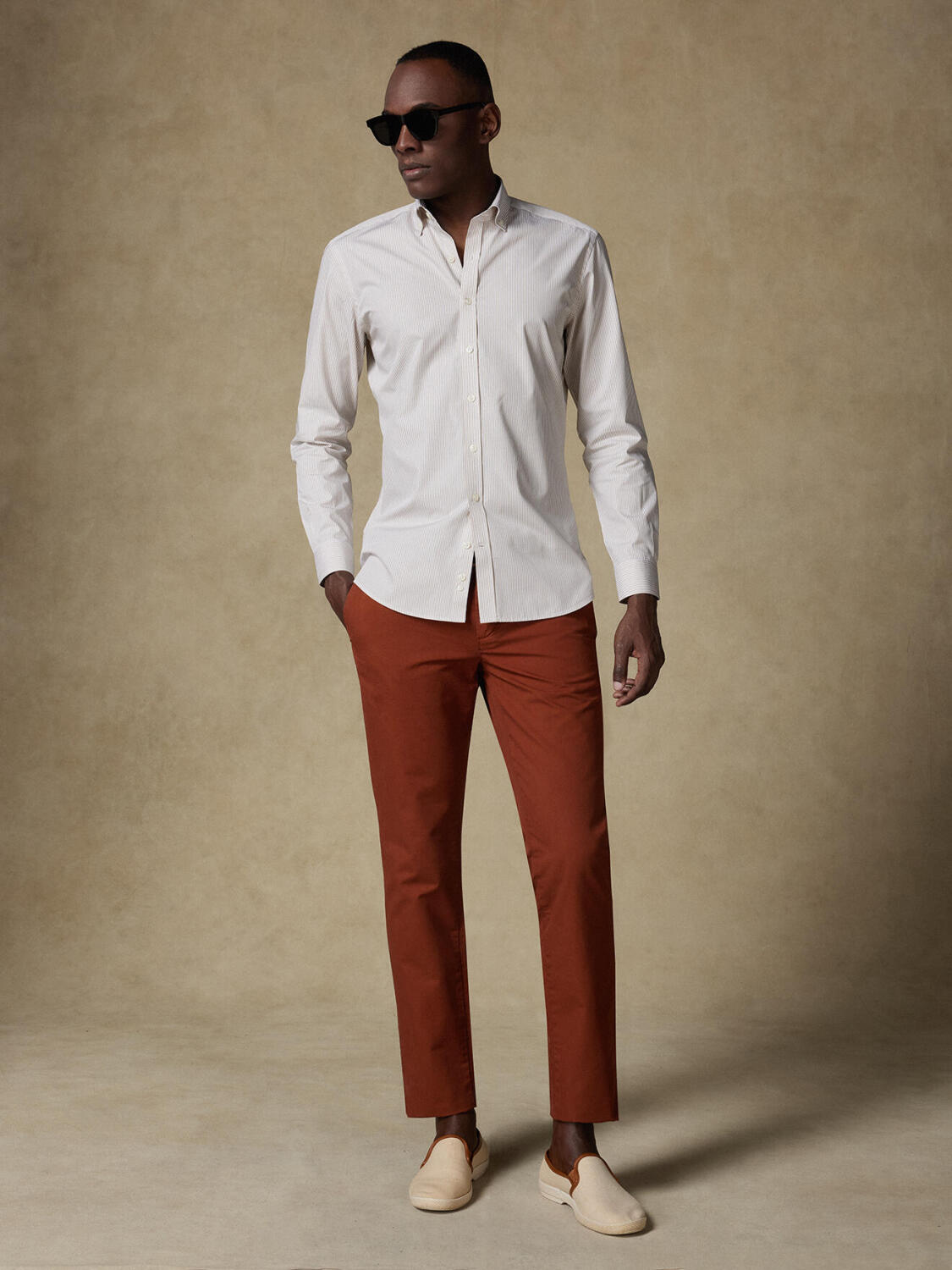 Menthon tailliertes Hemd mit beige Streifen   - Button down Kragen