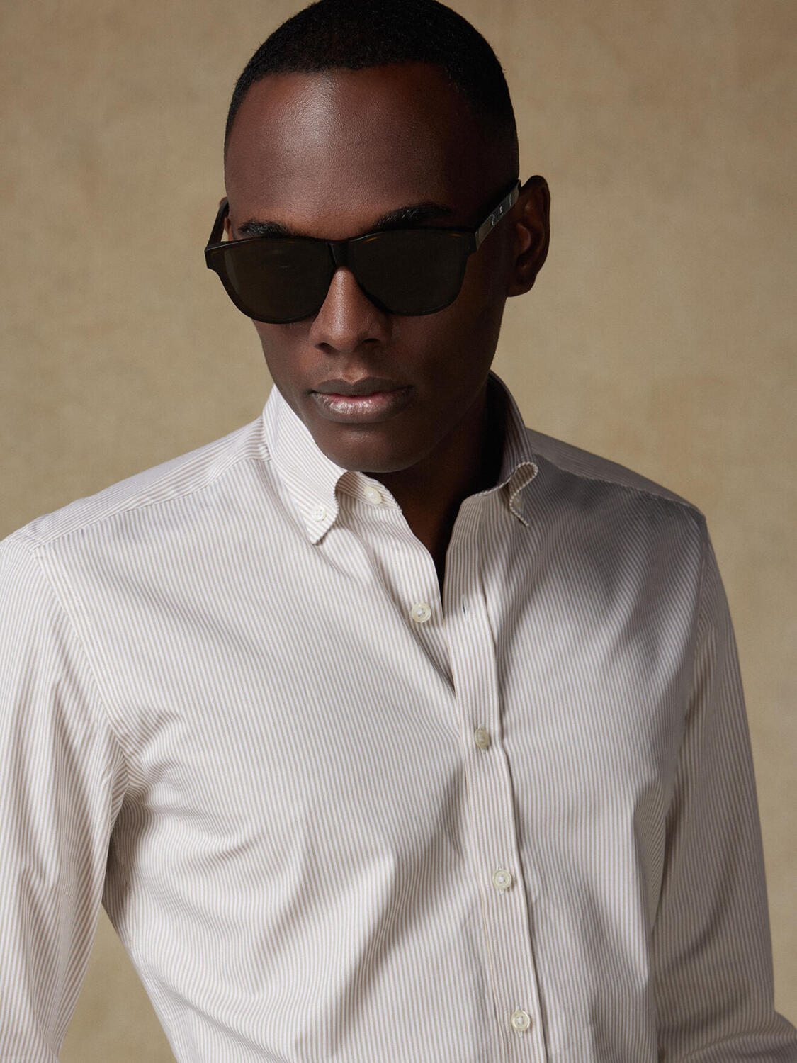 Menthon tailliertes Hemd mit beige Streifen   - Button down Kragen