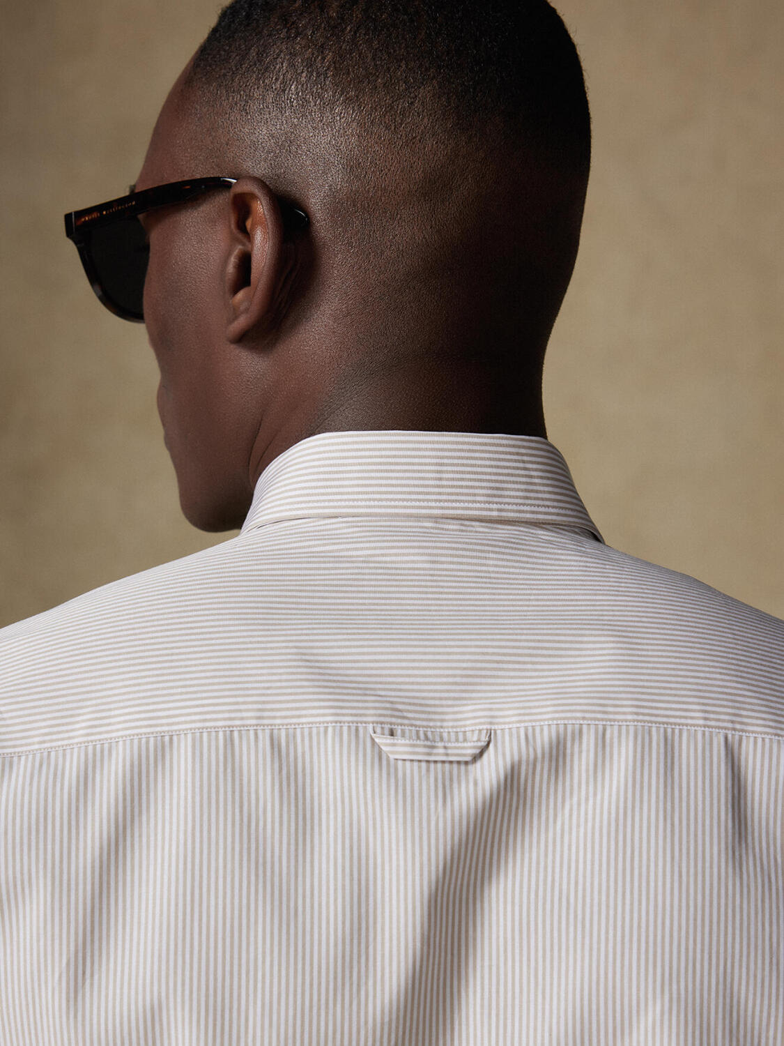 Menthon tailliertes Hemd mit beige Streifen   - Button down Kragen