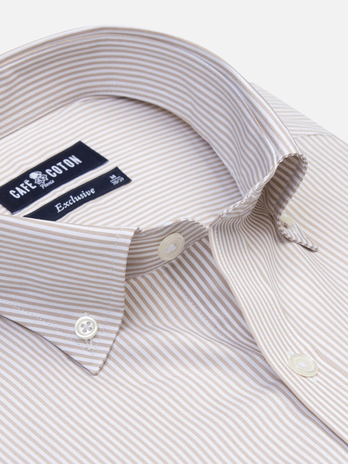 Menthon tailliertes Hemd mit beige Streifen   - Button down Kragen