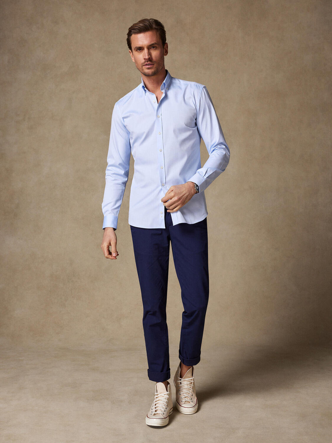 Tailliertes Tailliertes Hemd mit himmelblauen Punkten  - Buttondown Kragen