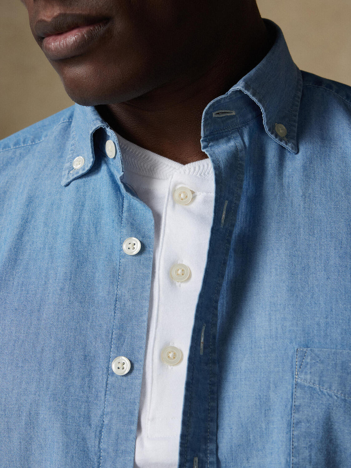 Camicia a maniche corte in chambray celeste - Colletto button-down
