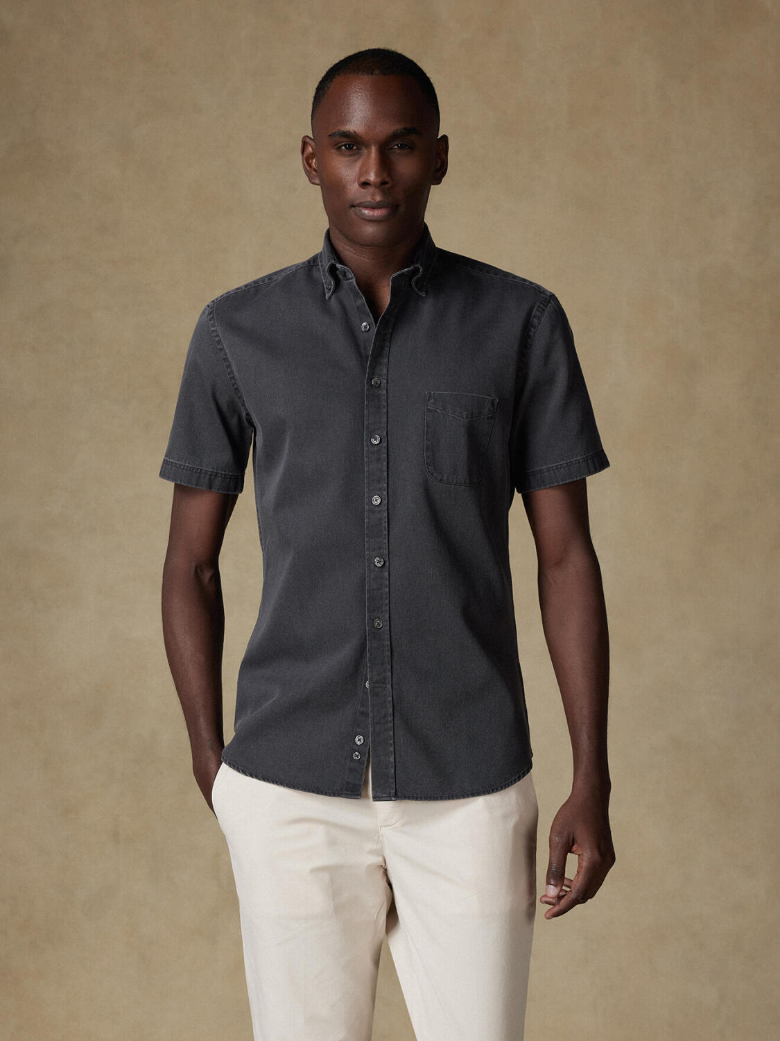 Gustavs Kurzarmhemd aus schwarzem Jeansstoff - Button down kragen